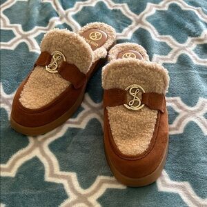 Sam&Libby Chestnut Suede Shearling-Trim Mule Slides with Gold Logo